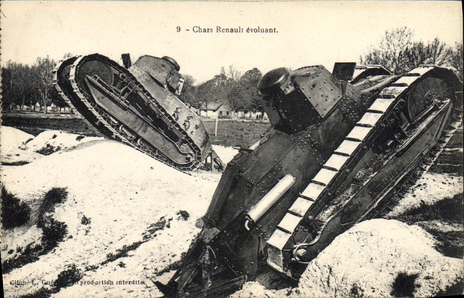 CPA Militaria Tank Chars Renault evoluant