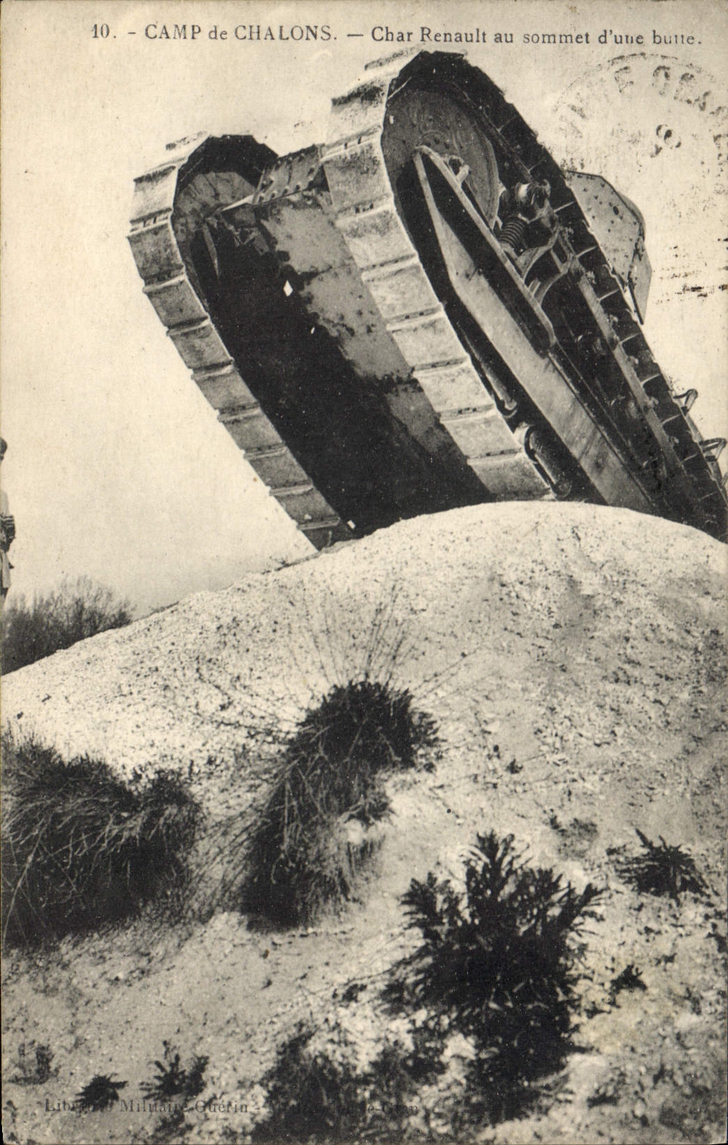 Campo del tanque de Militaria de la POSTAL de la VENDIMIA del tanque de Renault de las Red-redes en la tapa de un hillock
