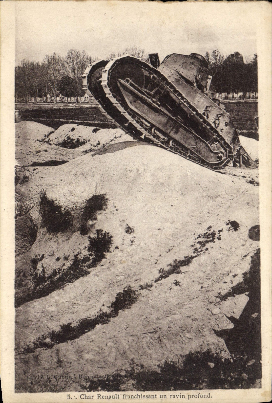 El tanque de Renault del tanque de Militaria de la POSTAL de la VENDIMIA que cruza un barranco profundo