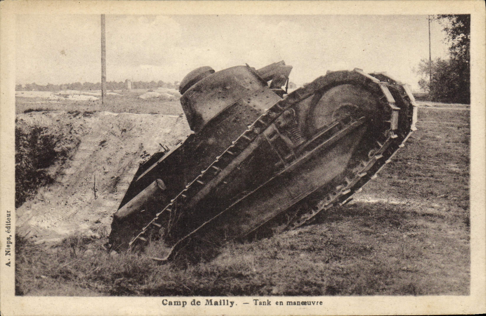 Campo del tanque de Militaria de la POSTAL de la VENDIMIA del tanque de Mailly en funcionamiento
