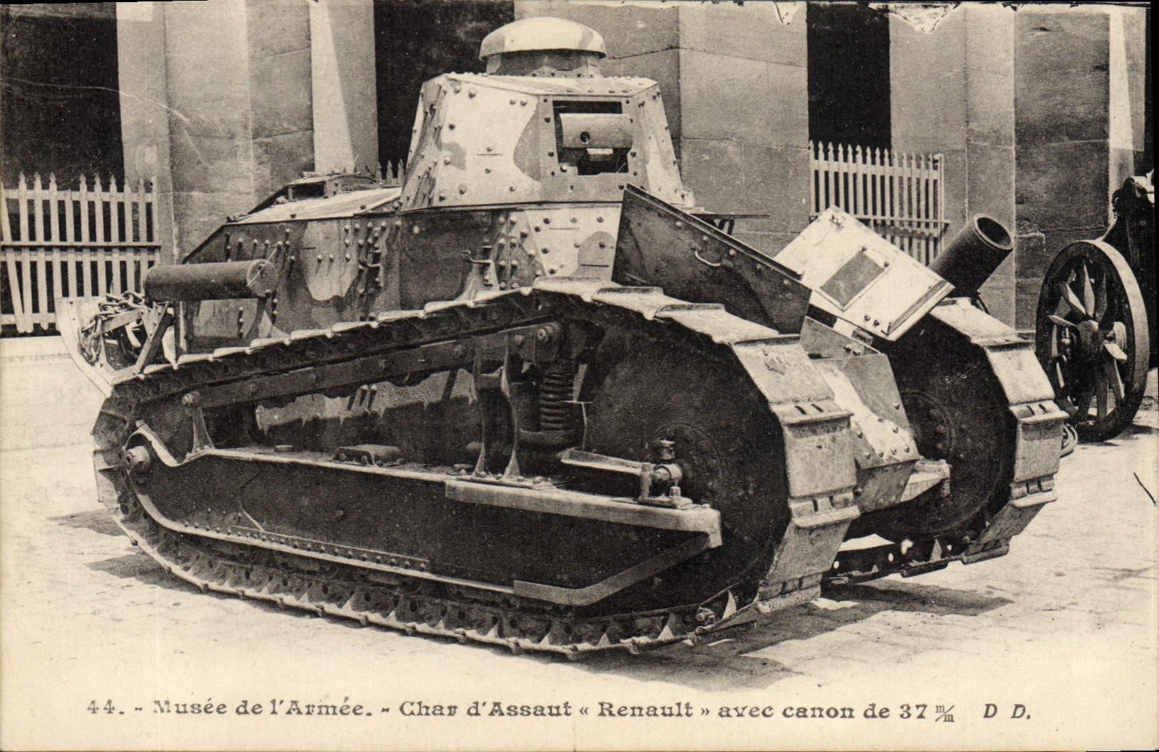 Museo de París del tanque de Militaria de la POSTAL de la VENDIMIA del tanque de ejército Renault con el arma de 37