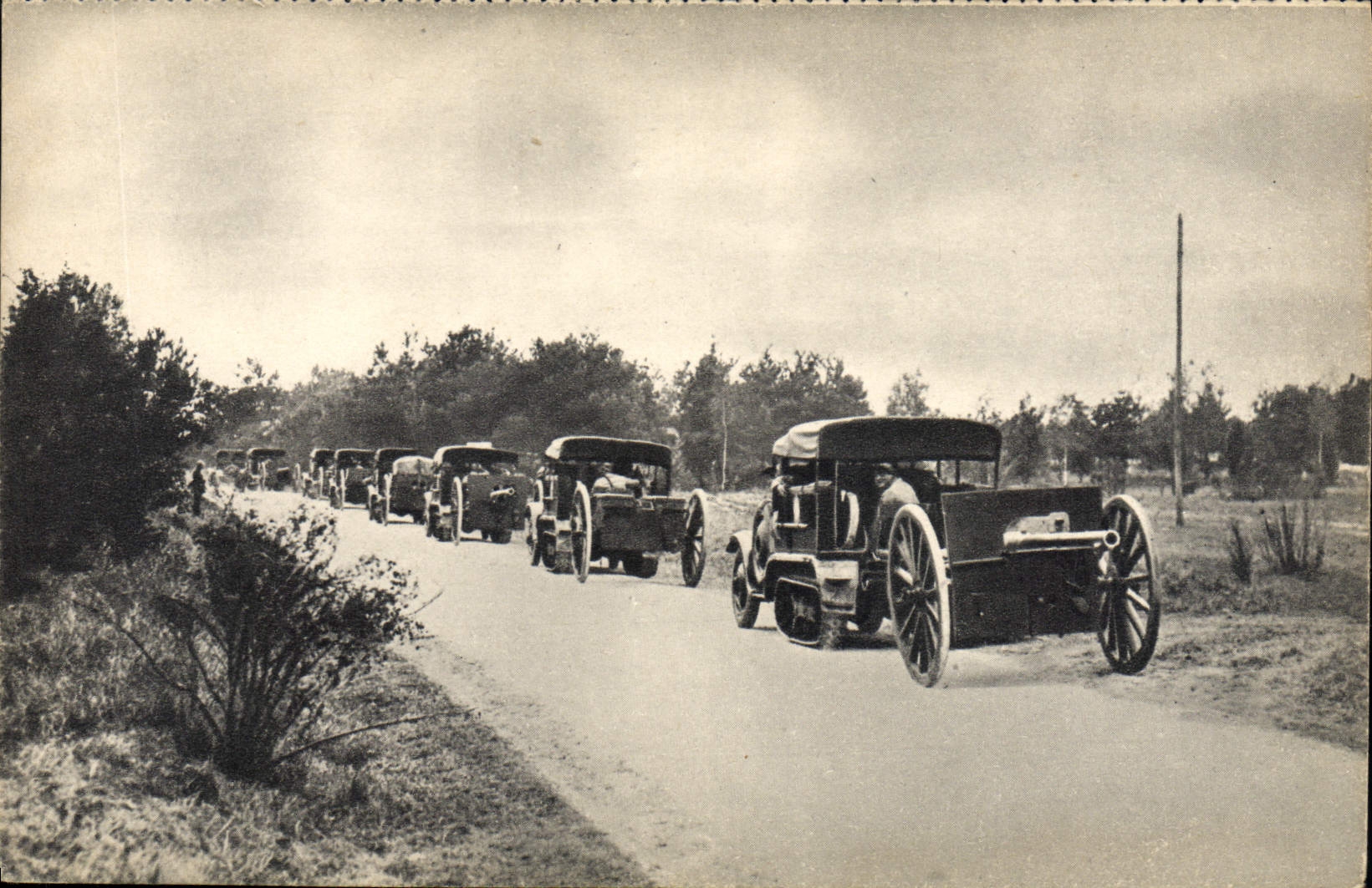 Batería de Militaria de la POSTAL de la VENDIMIA del tractee 75 por orugas del coche