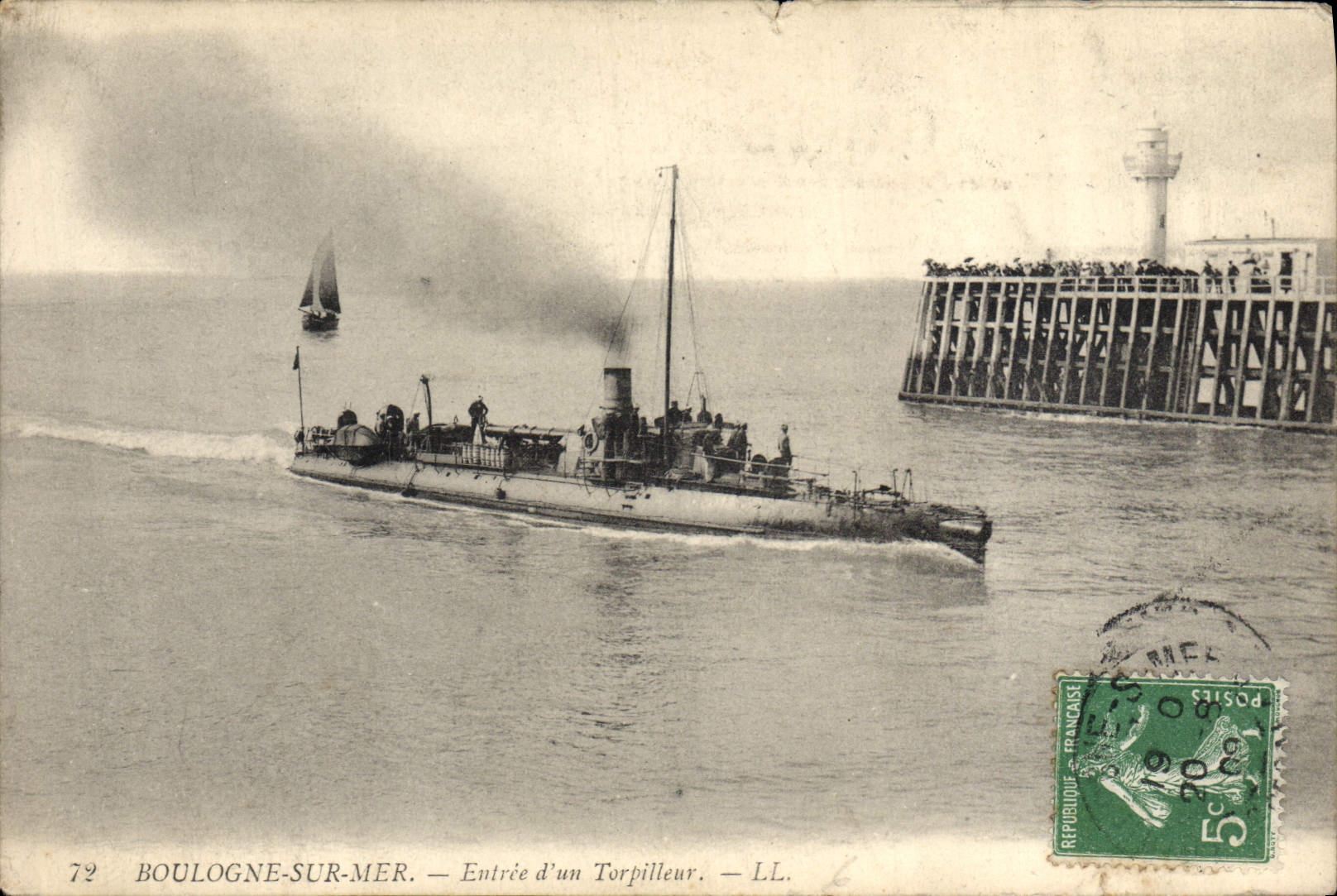 CPA Bateau Guerre Boulogne sur Mer Entree d'un torpilleur