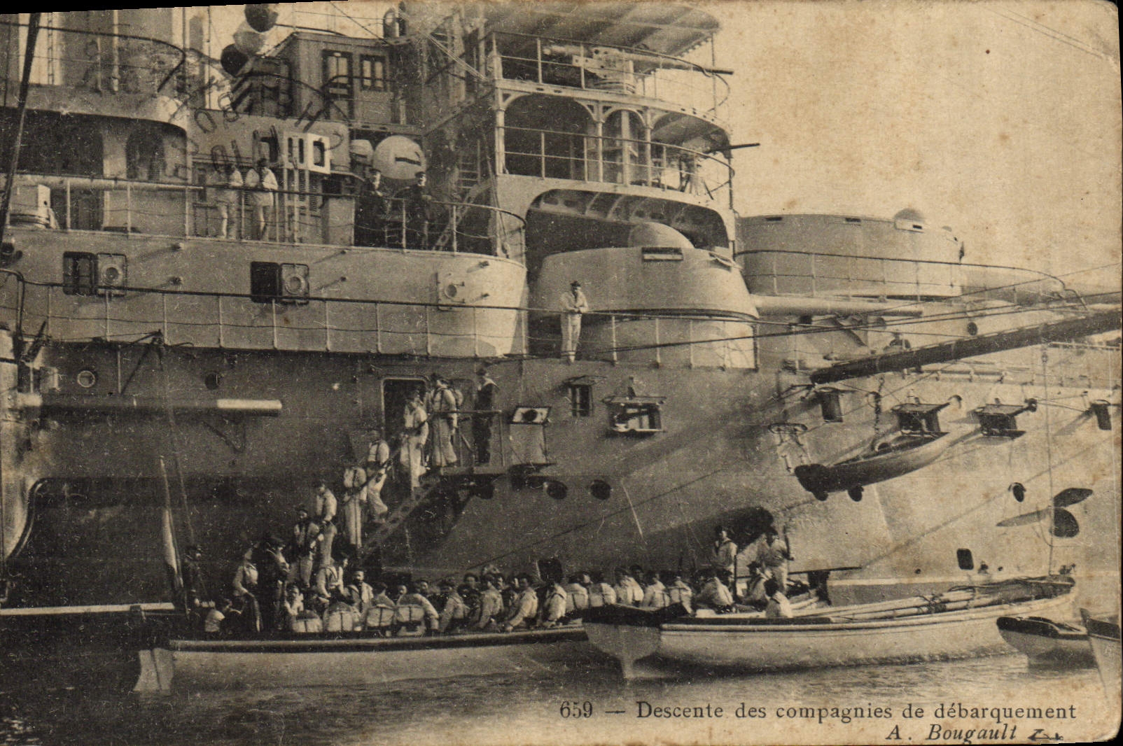 VINTAGE POSTCARD Boat War Descent of the companies of unloading