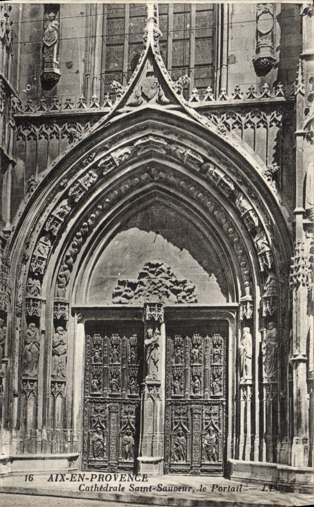 CPA Aix En Provence Cathedrale Saint Sauveur le Portail