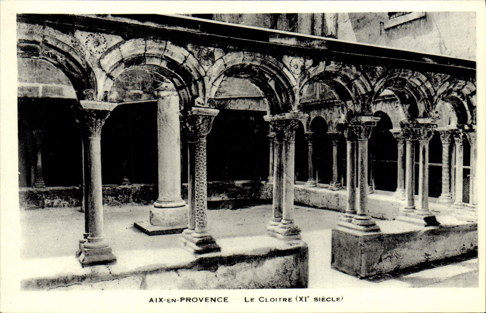 CPA Aix En Provence Le cloitre
