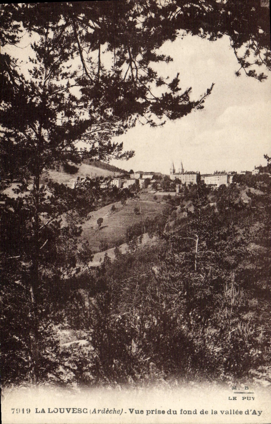 POSTAL Louvesc de la VENDIMIA vista de las profundidades del valle de Ay
