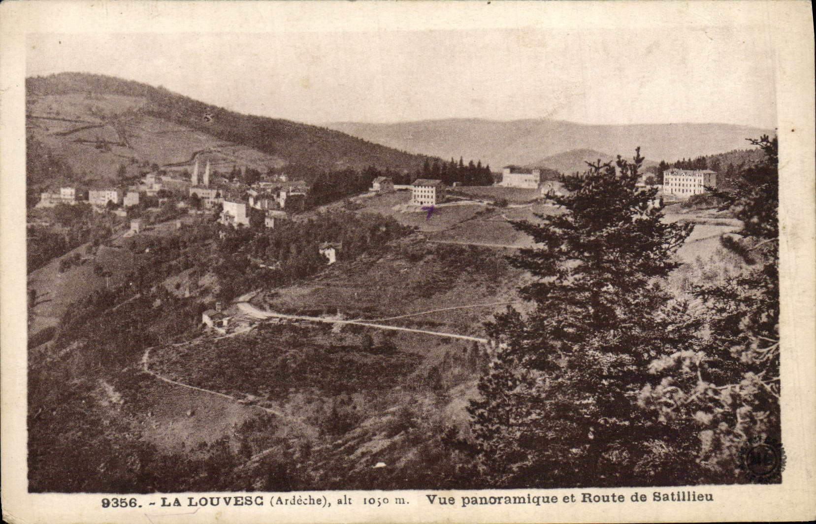 Opinión panorámica de Louvesc de la POSTAL de la VENDIMIA y camino de Satilieu