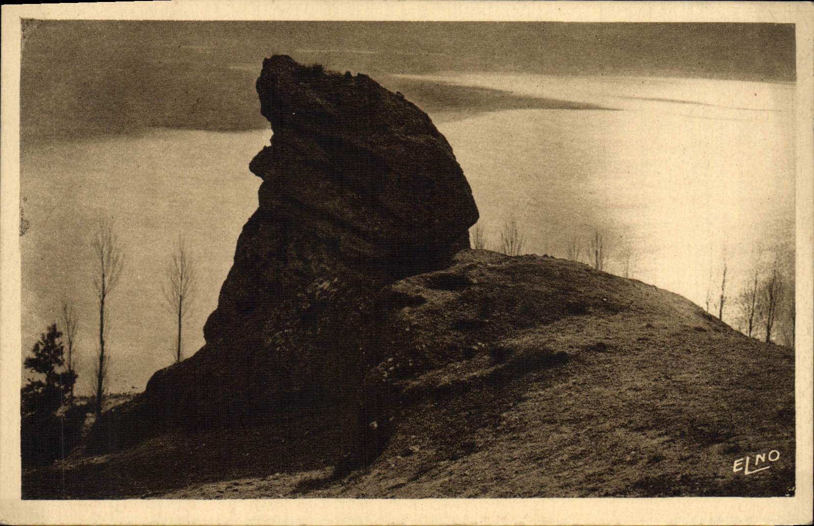 CPA Lac D'Issarles Le sphinx a contre jour