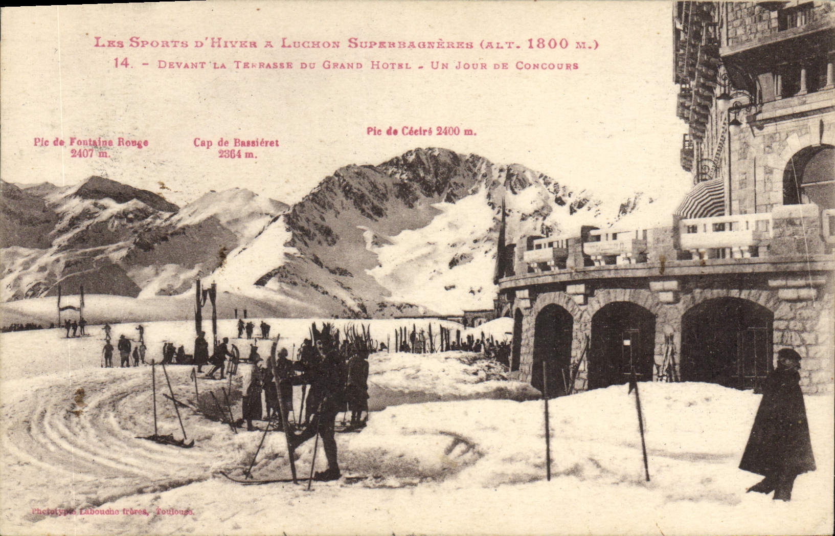 CPA Sports d'hiver Ski Luchon Superbagneres Devant la terrasse du grand Hotel Un jour de concours