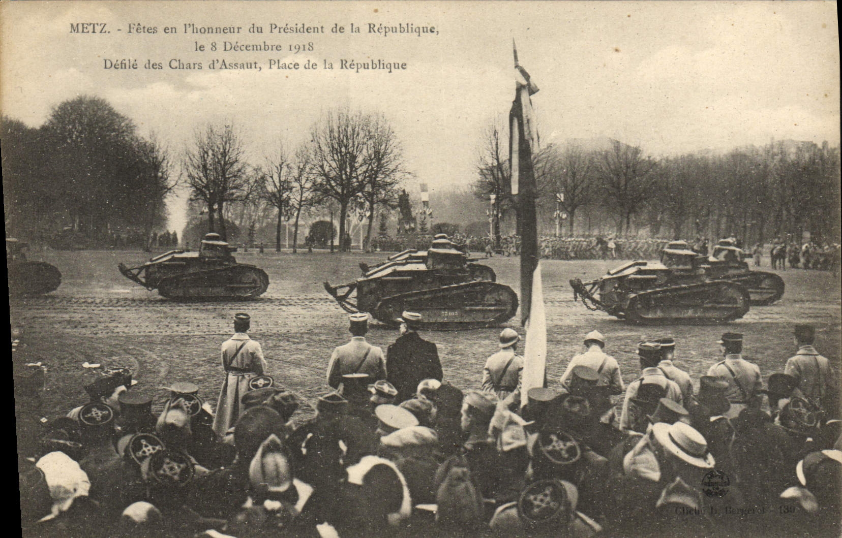 CPA Militaria Tank Metz Fetes en l'honneur du President de la Republique Defile des chars d'assaut 