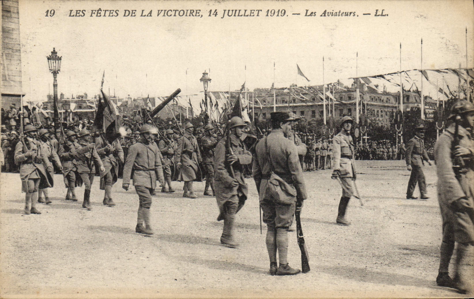 CPA Militaria Les fetes de la Victoire 14 juillet 1919 Les aviateurs