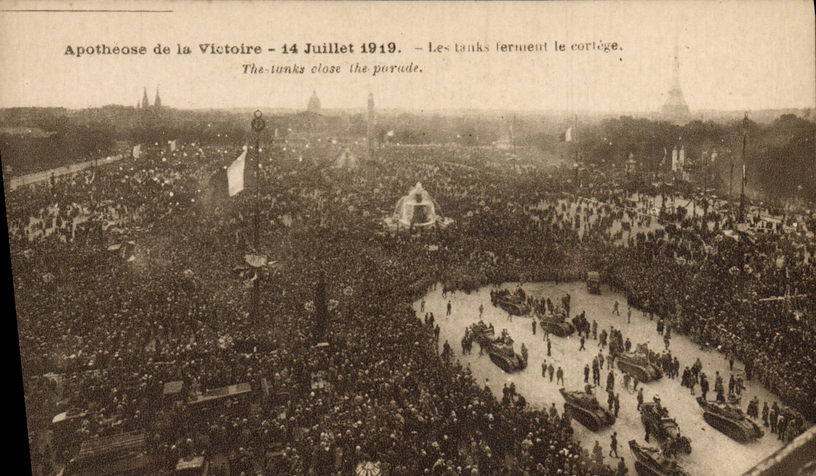 CPA Militaria Tank Apotheose de la victoire 14 juillet 1919 Les tanks ferment le cortege Paris Tour Eiffel