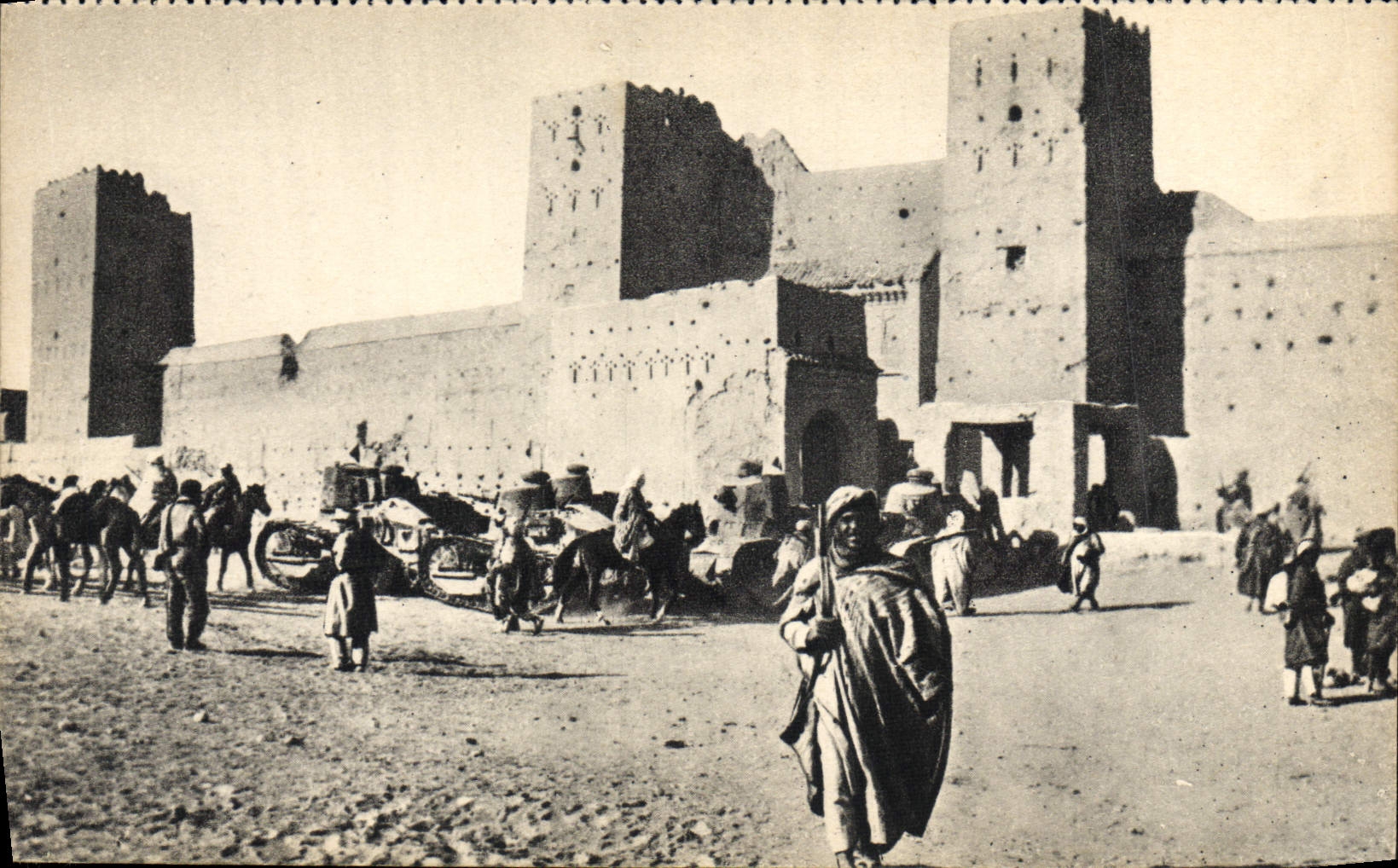 CPA Militaria Tank Maroc Char de combat devant un Ksar