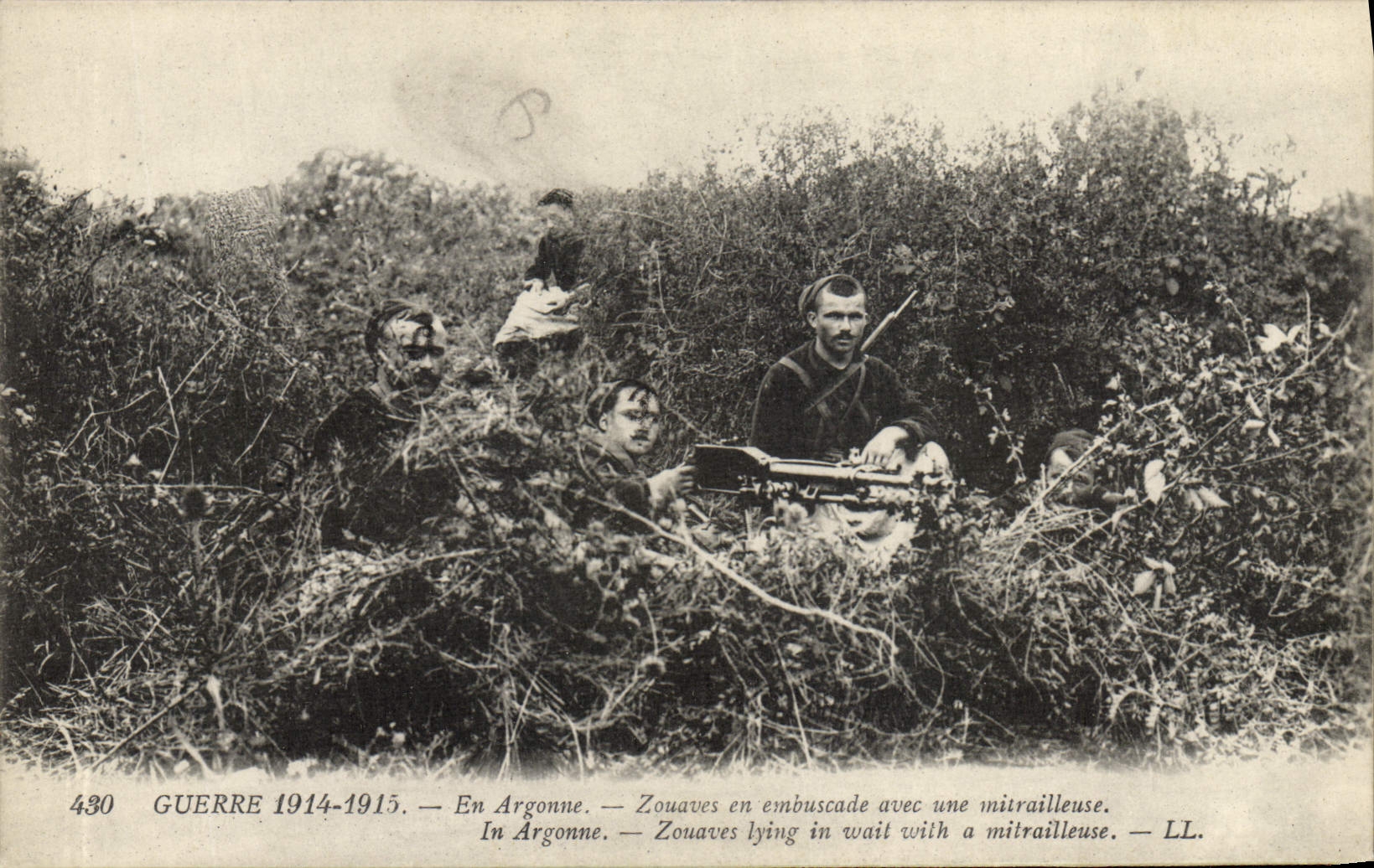 CPA Militaria En argonne Zouaves en embuscade avec une Mitrailleuse
