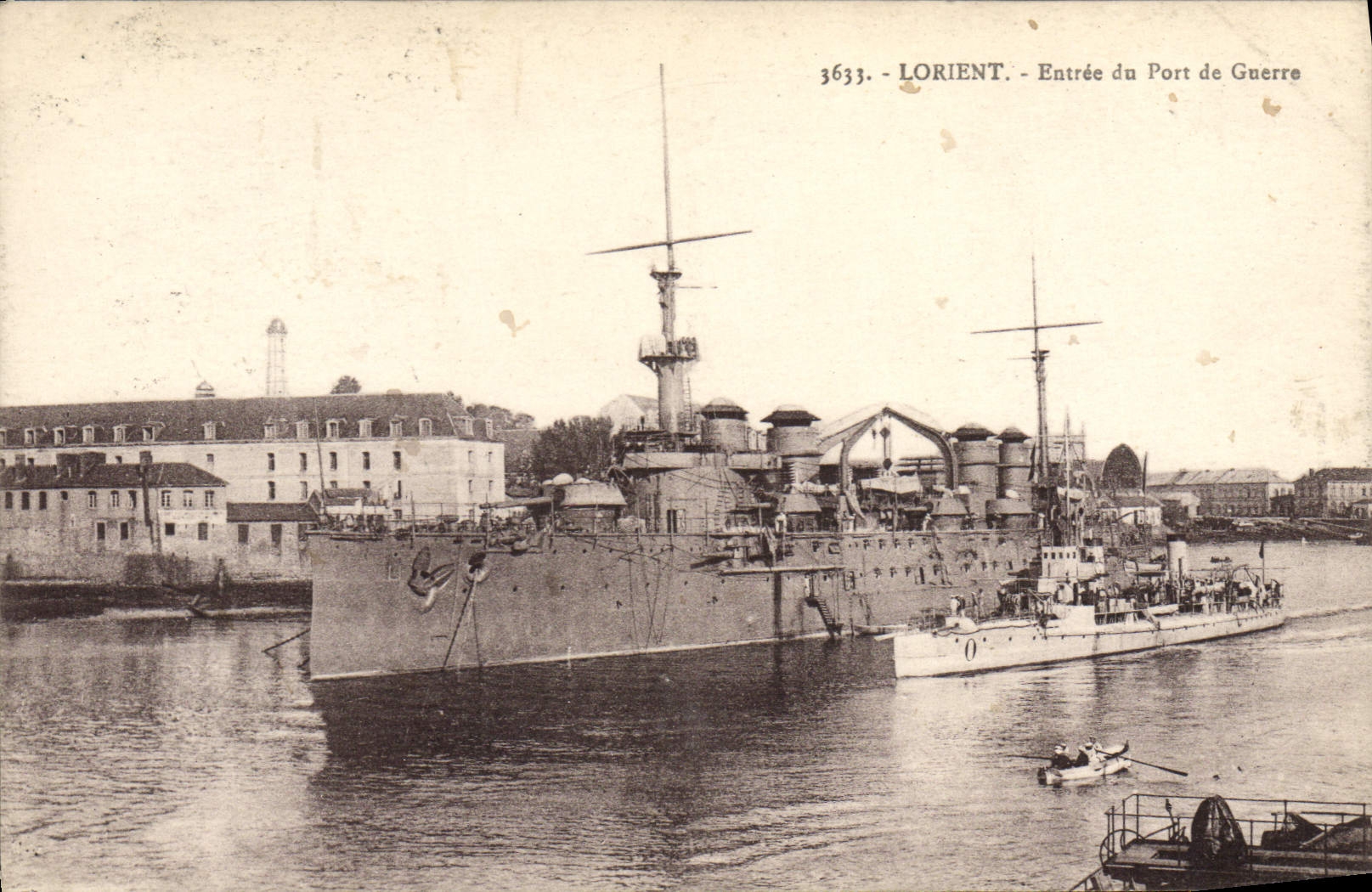 CPA Bateau Guerre Lorient Entree du port de guerre