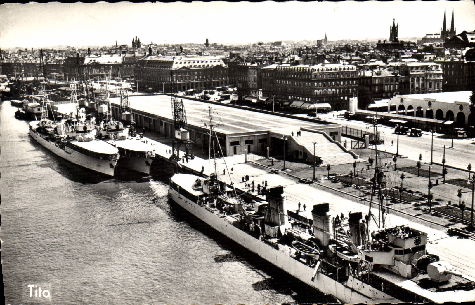 CPM Bateau Guerre Bordeaux Port autonome Les quais