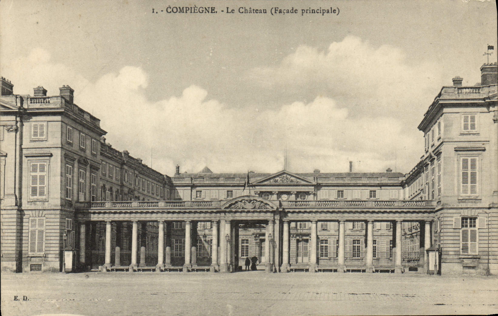 CPA Compiegne Le Chateau