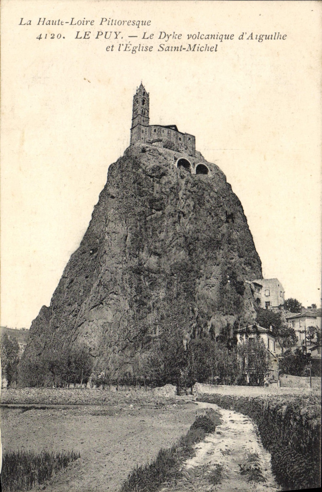 CPA Le Puy en Velay Le Dyke Volcanique d'Aiguilhe et l'eglise Saint Michel