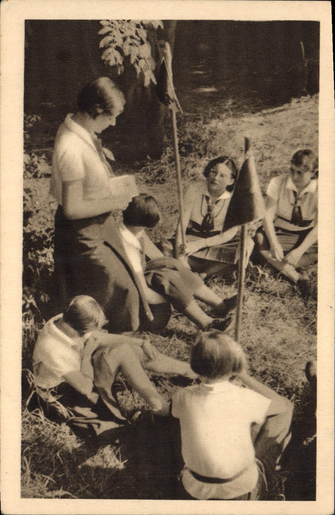 VINTAGE POSTCARD Scout Scoutisme Jamboree Eclaireuses the den mother speaks