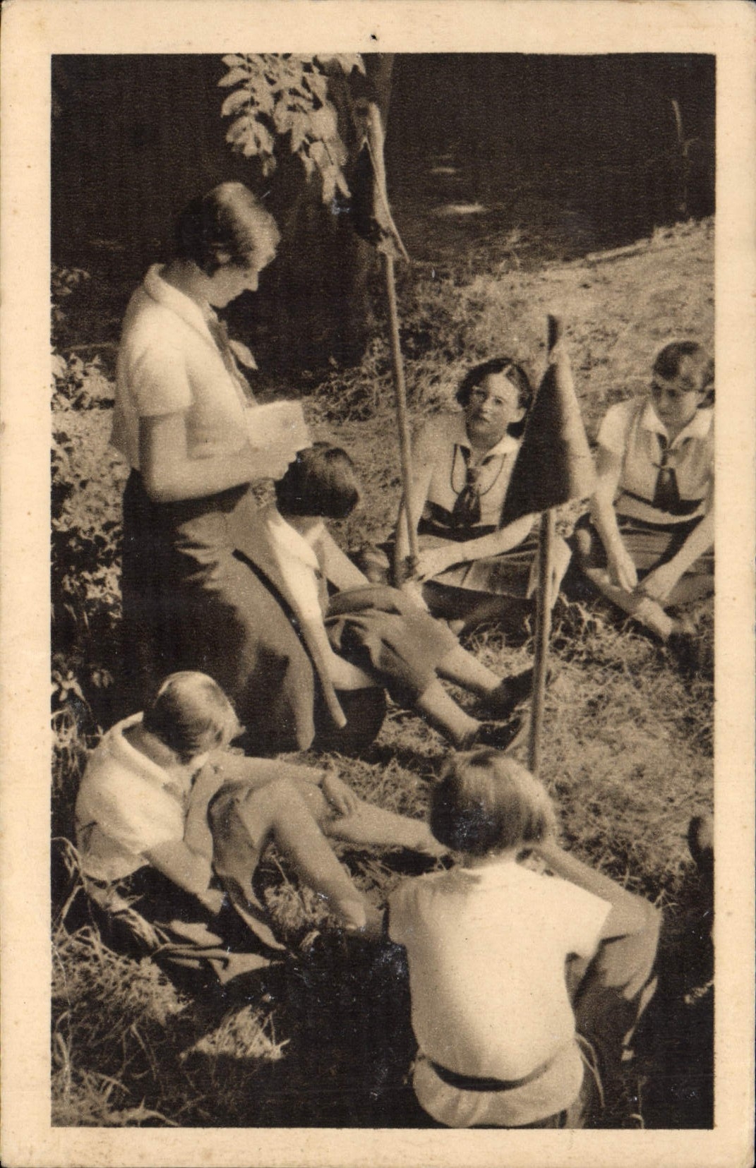VINTAGE POSTCARD Scout Scoutisme Jamboree Among girl guides the den mother speaks