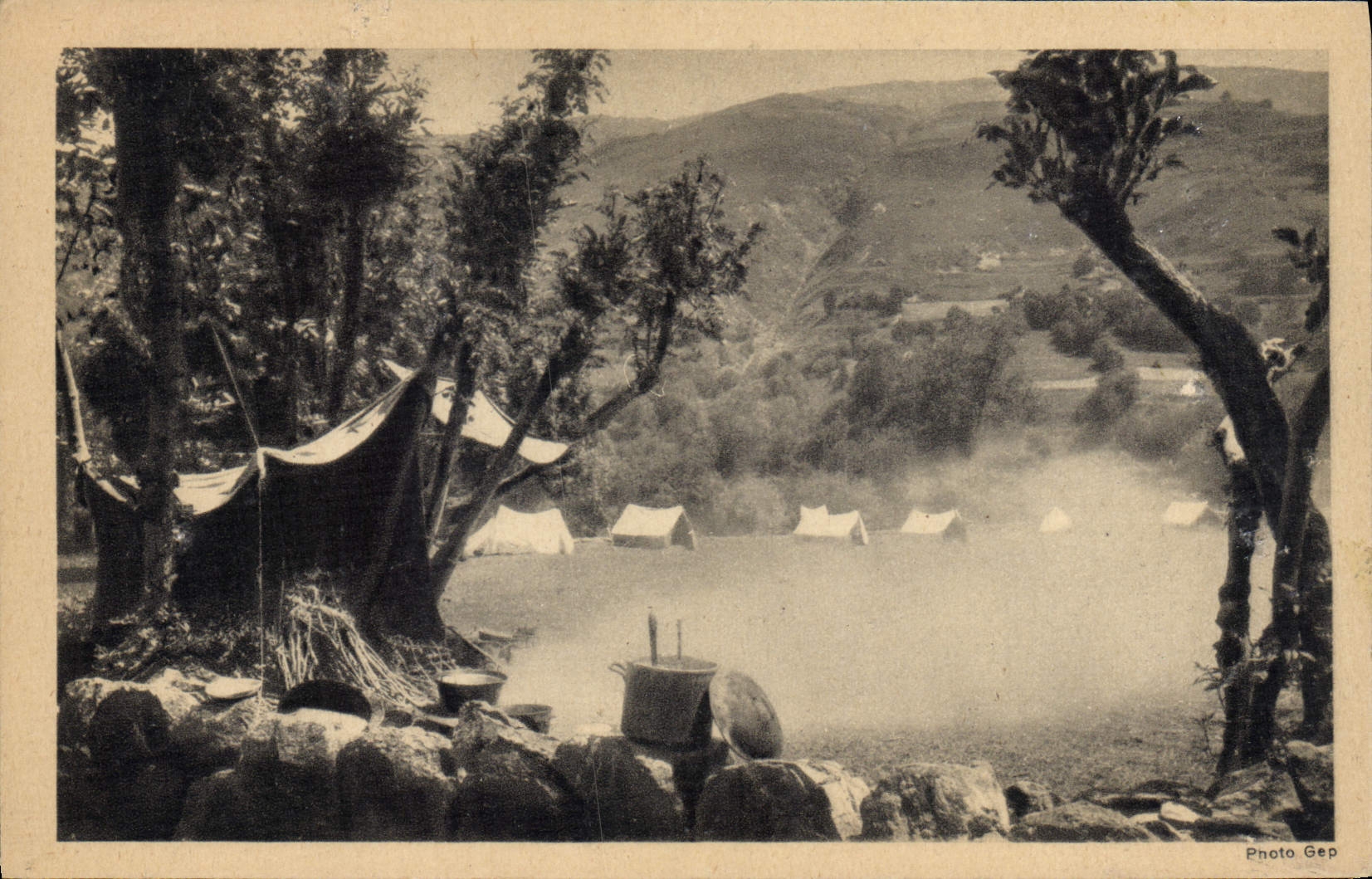 Niebla de exploración de la mañana del sitio para acampar de las tiendas del Jamboree del explorador de la POSTAL de la VENDIMIA