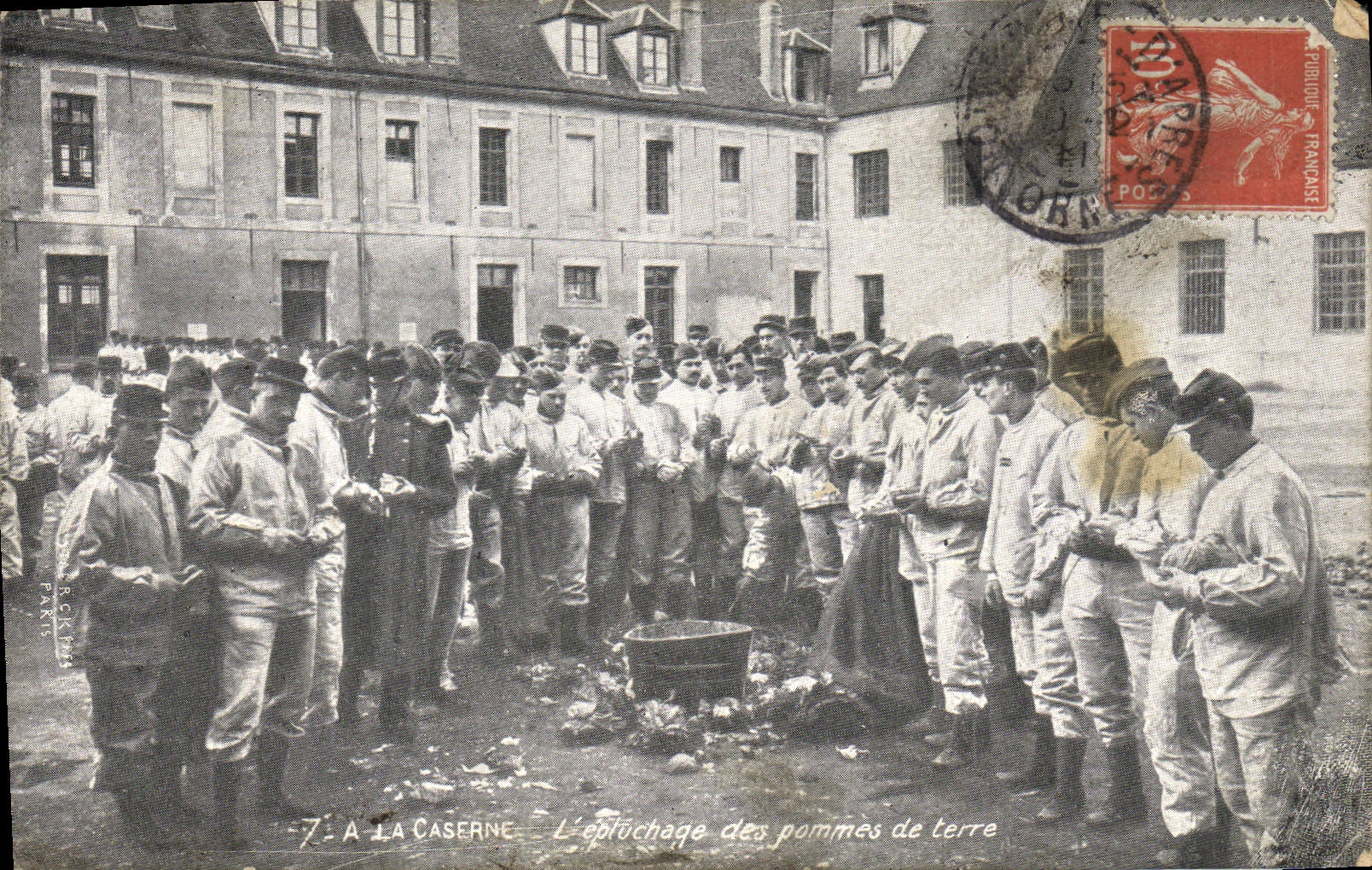 CPA Militaria A la caserne L'epluchage des pommes de terre