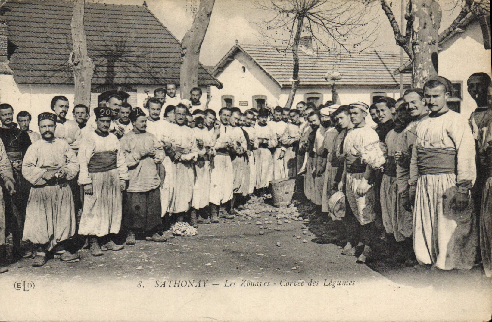 CPA Militaria Sathonay Les zouaves Corvee de legumes 