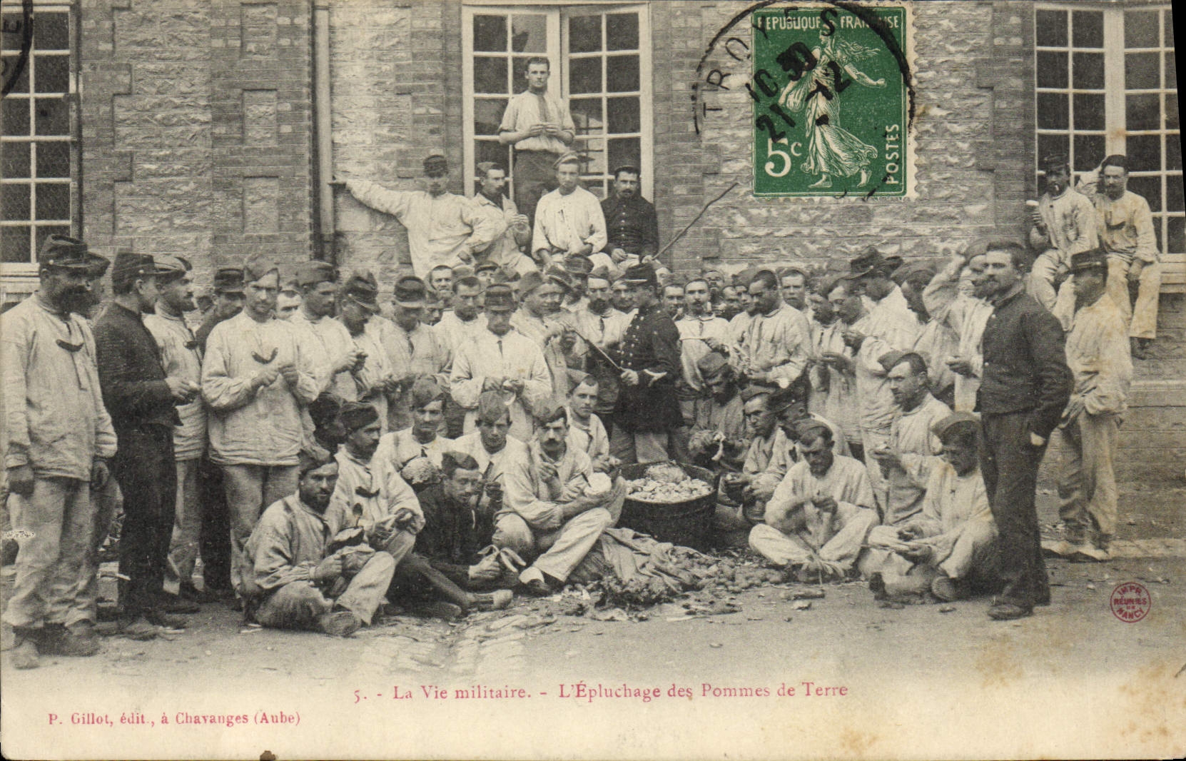 CPA Militaria L'epluchage des pommes de terre