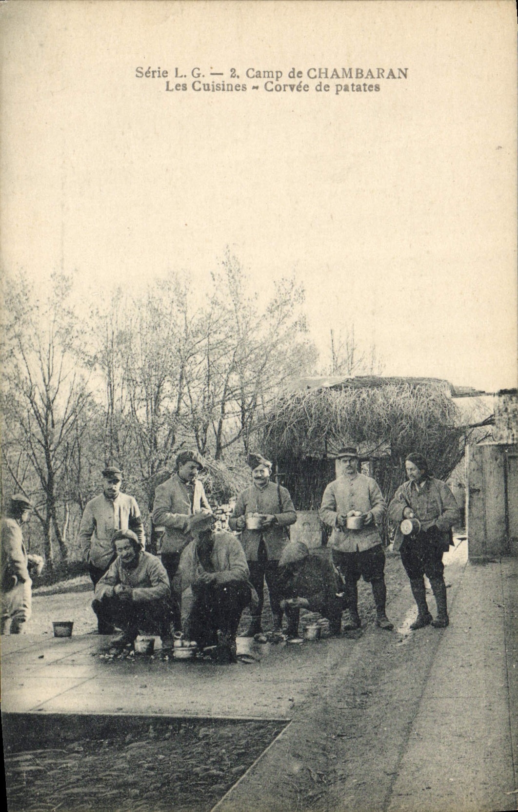 CPA Militaria Camp de Chambaran Les cuisines Corvee de patates