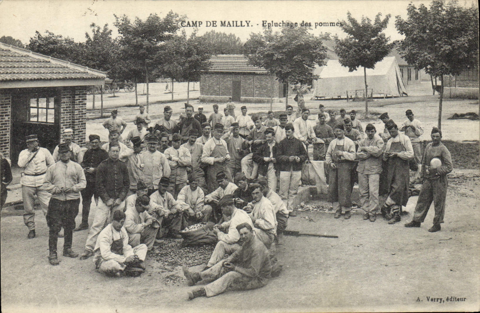 CPA Militaria Camp de mailly Epluchage des pommes 