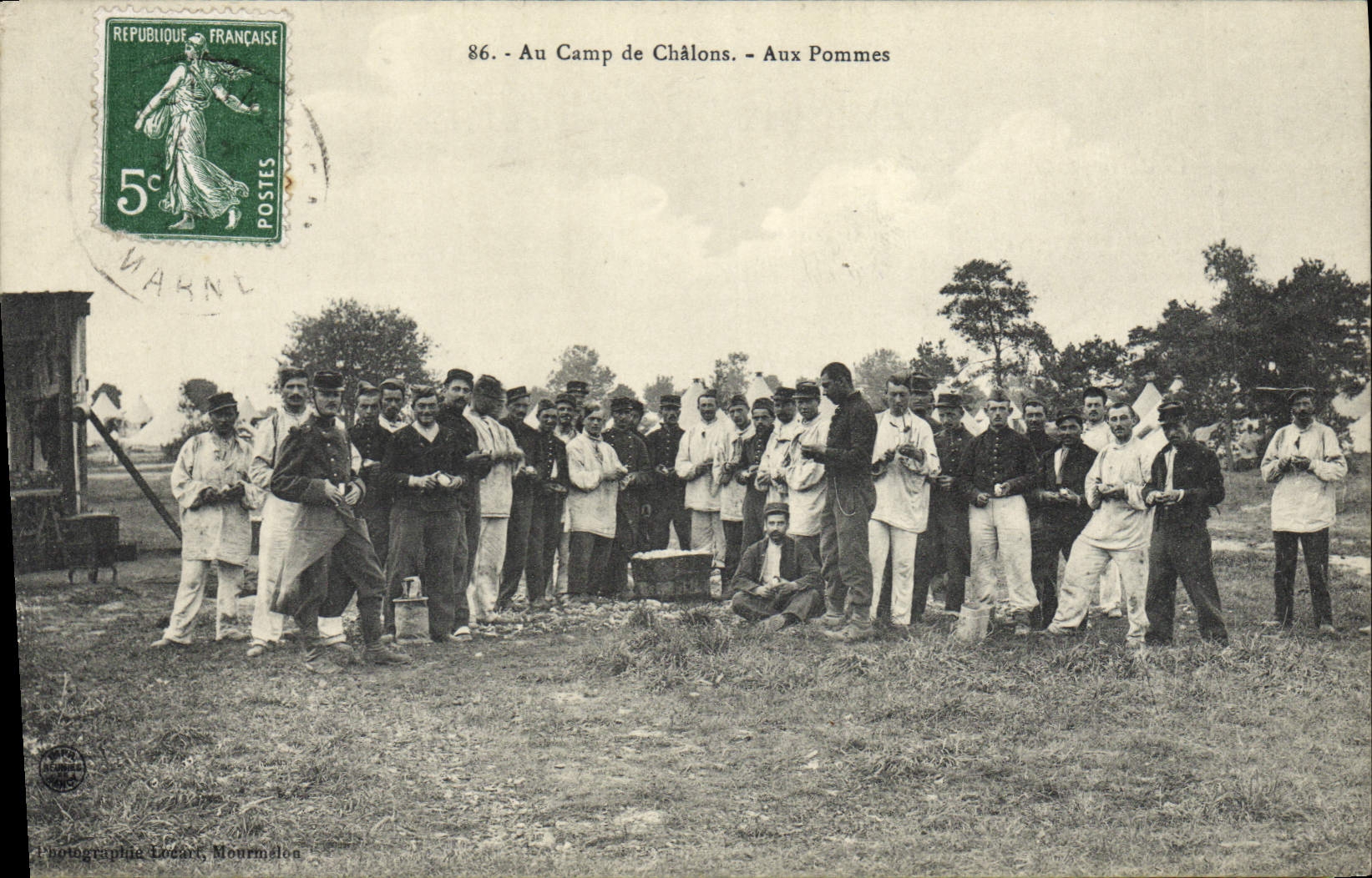 CPA Militaria Au camp de Chalons Aux pommes 