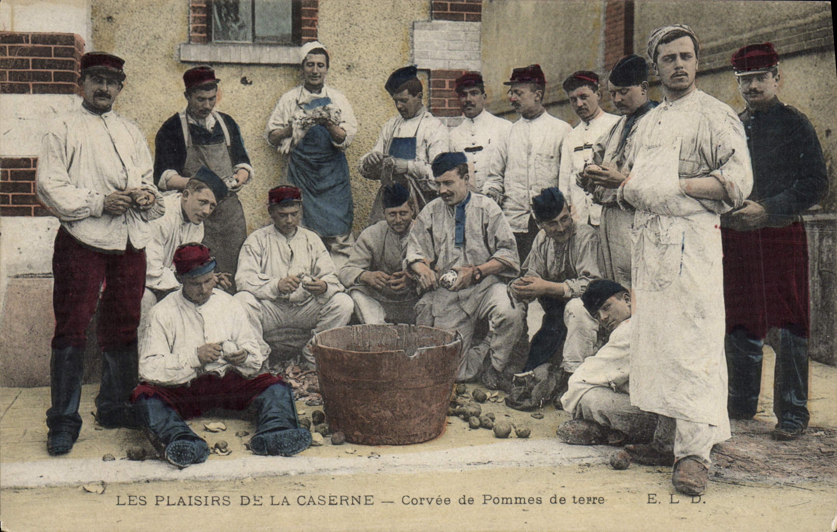 CPA Militaria Corvee de pommes de terre