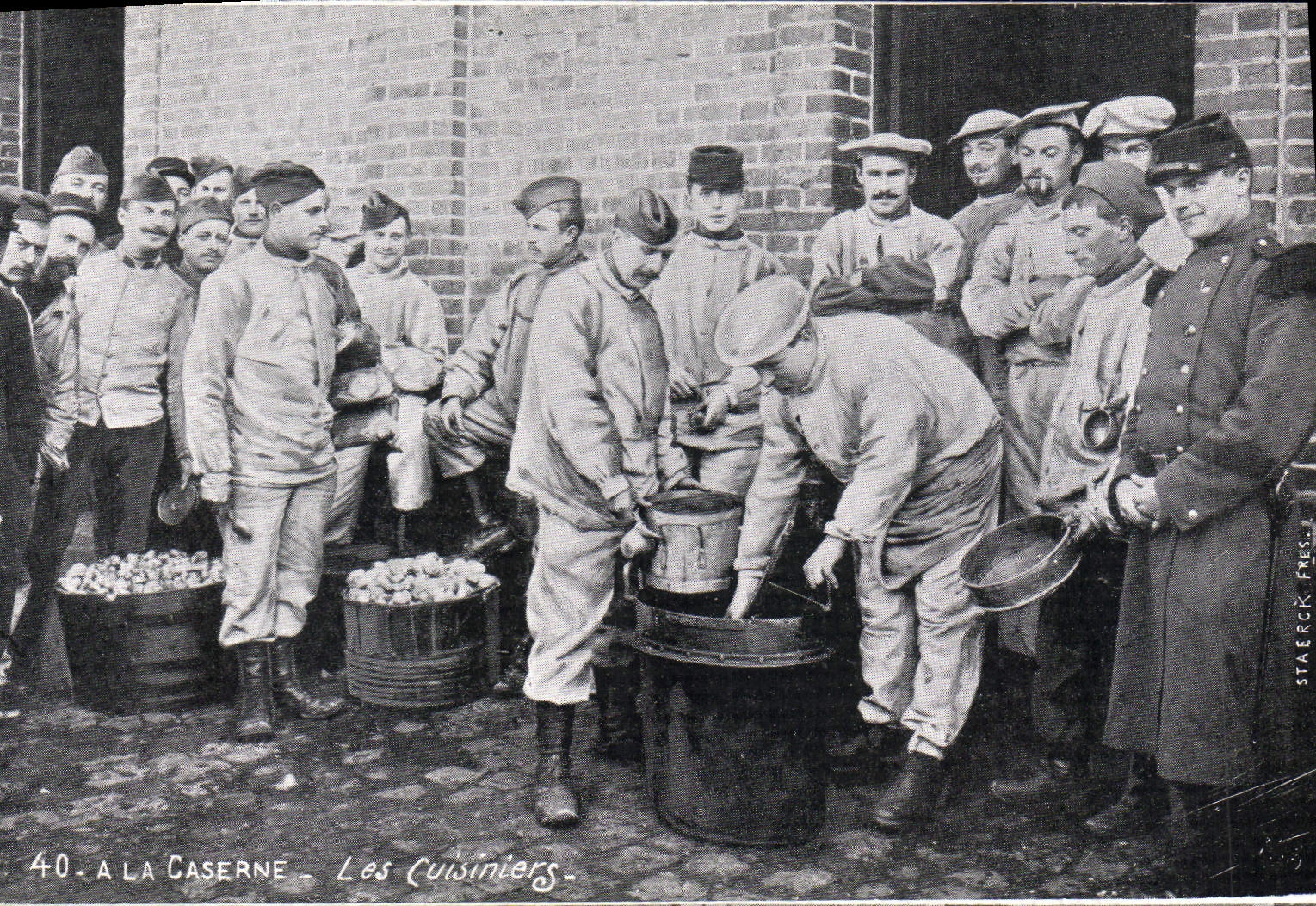 CPA Militaria A la caserne Les cuisiniers 