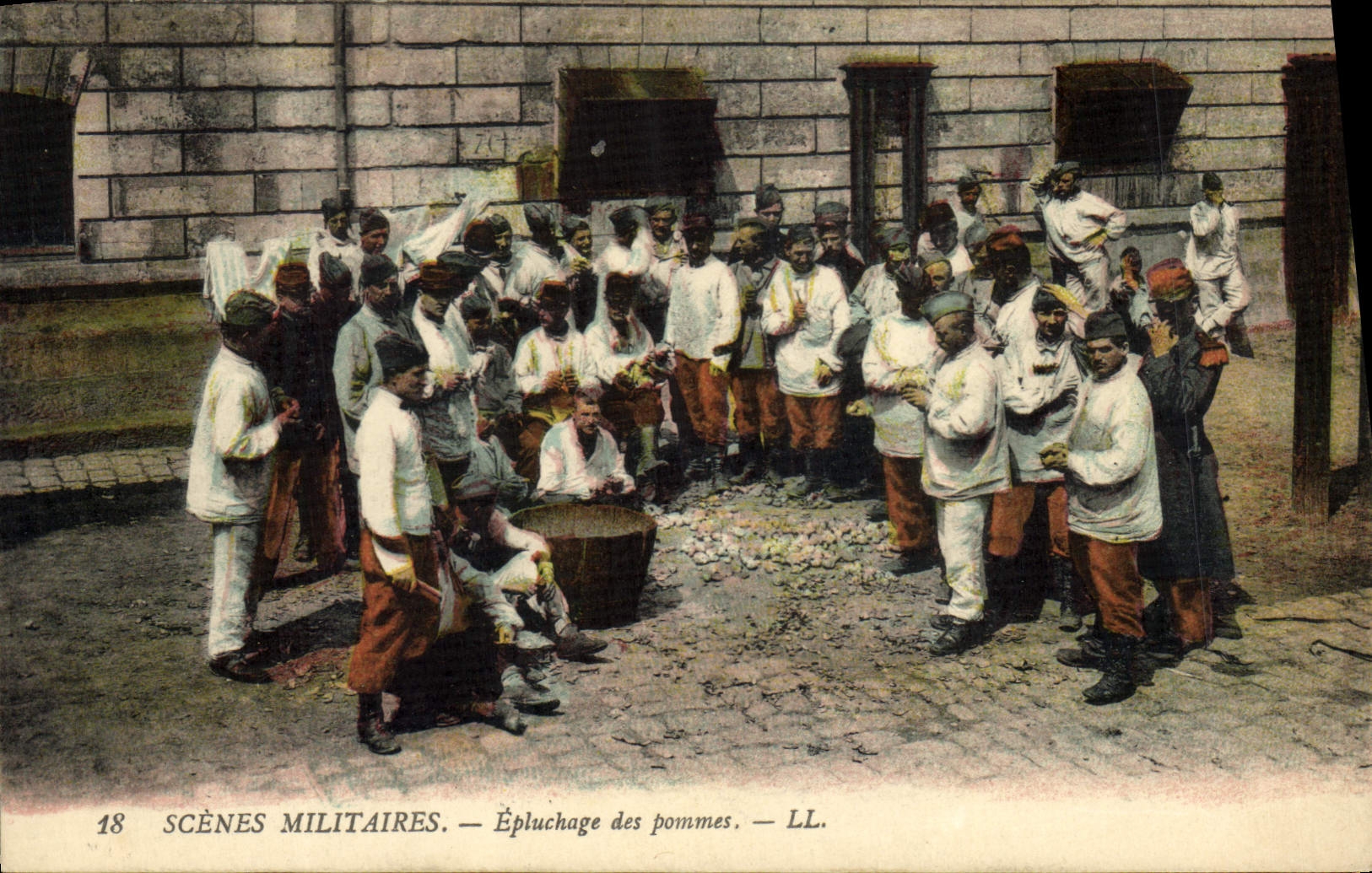 CPA Militaria Epluchage des pommes