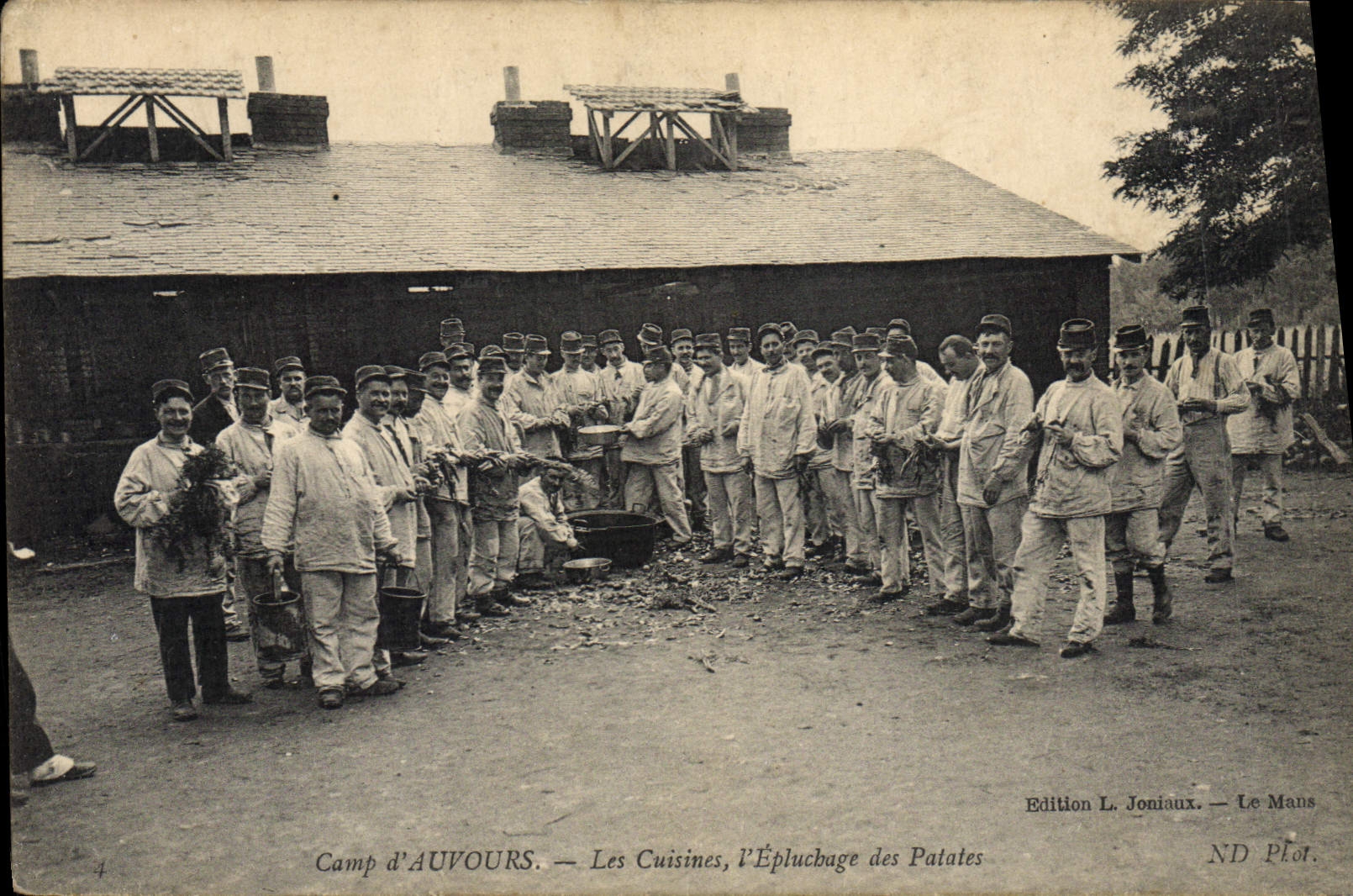 VINTAGE POSTCARD Militaria Camp of Auvours the kitchens Weeding of apples