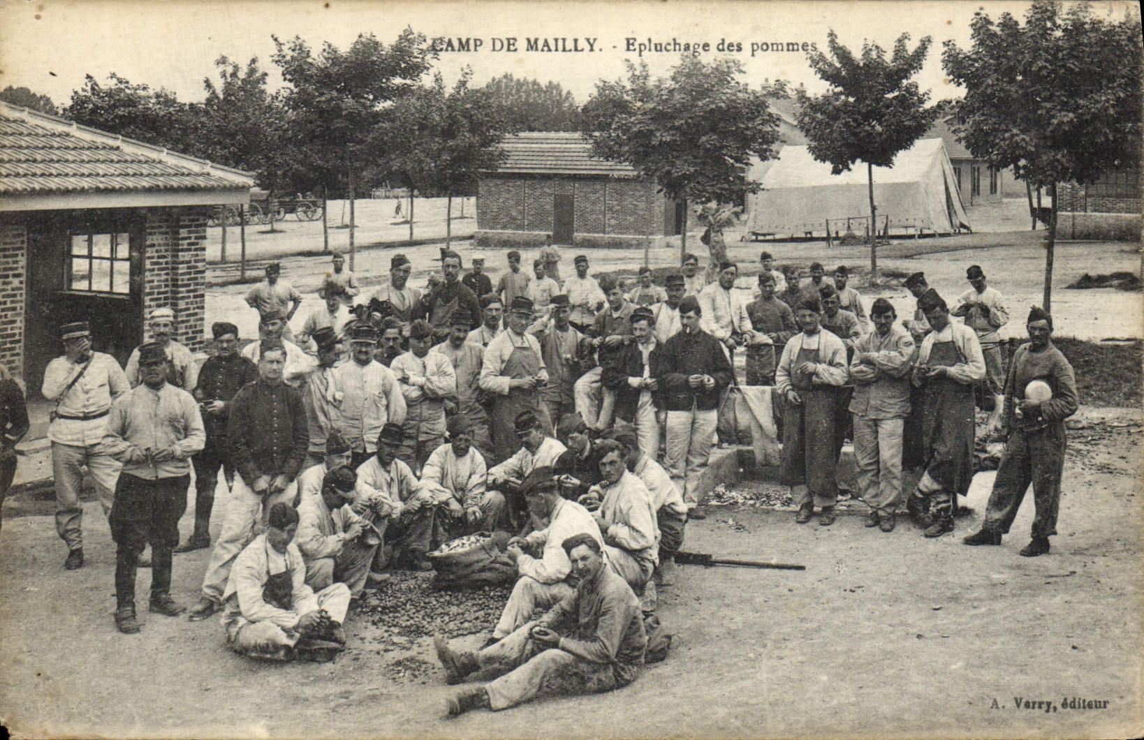 CPA Militaria Camp de Mailly Epluchage des pommes