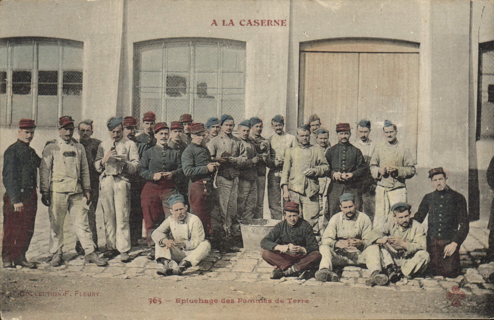 CPA Militaria Epluchage des pommes de terre