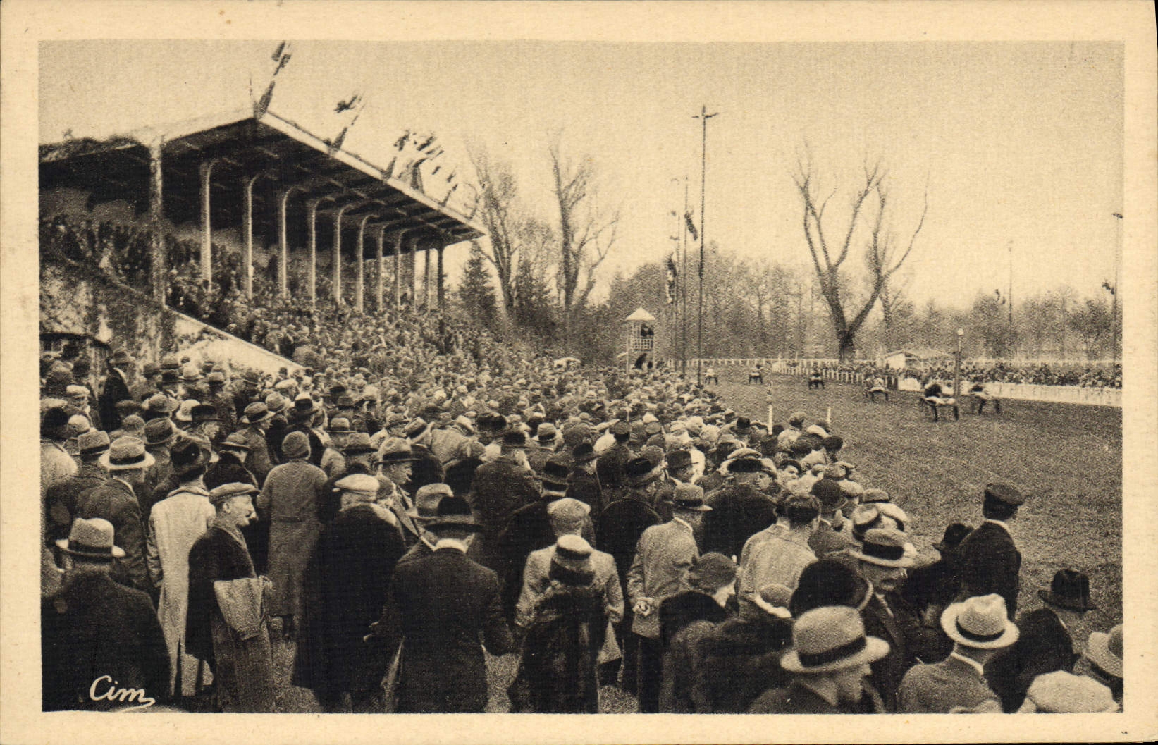 CPA Cheval Equitation Hippisme Feurs Hippodrome Une arrivee