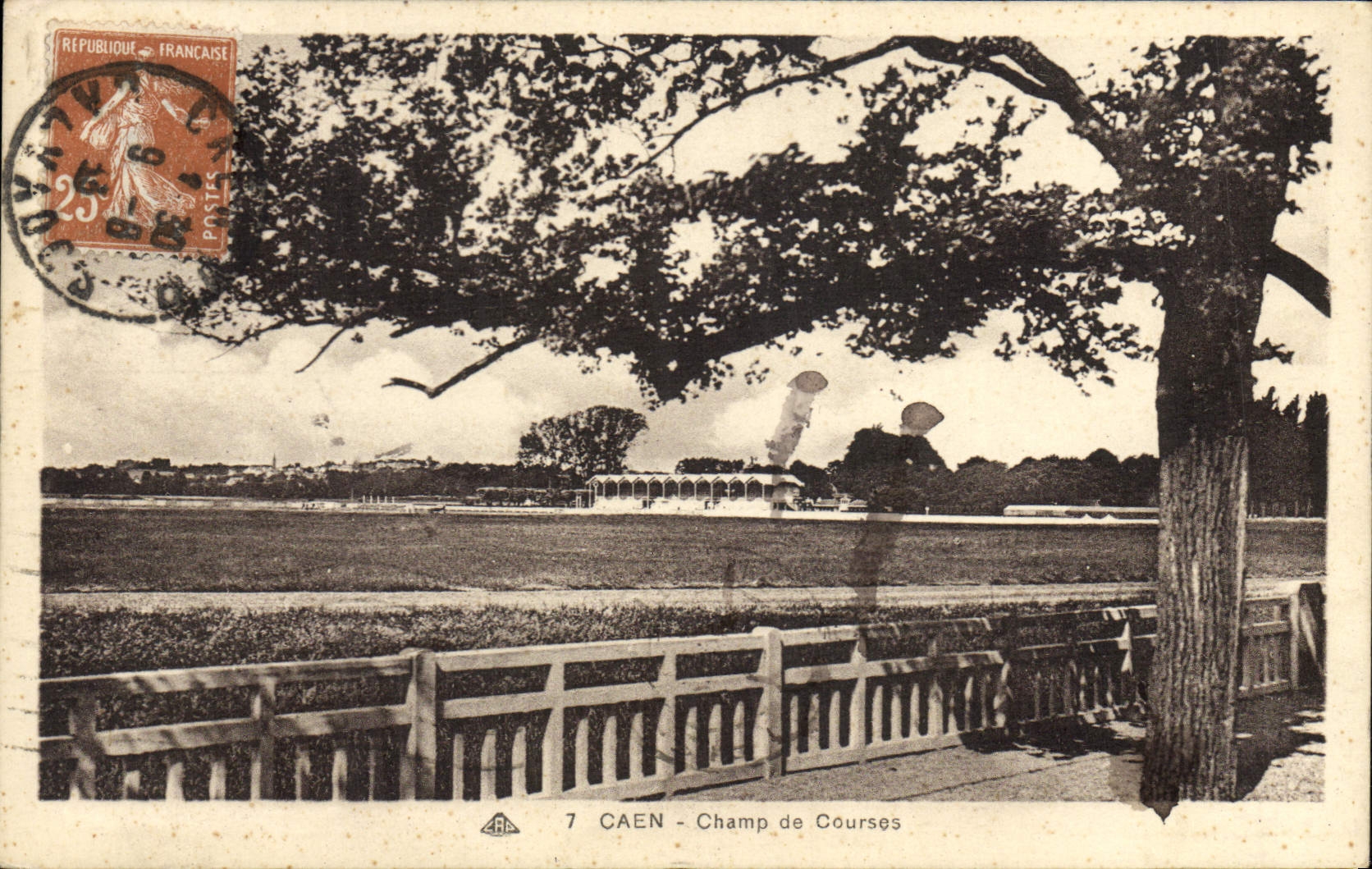 Hipódromo de Hippisme Caen de la equitación del caballo de la POSTAL de la VENDIMIA
