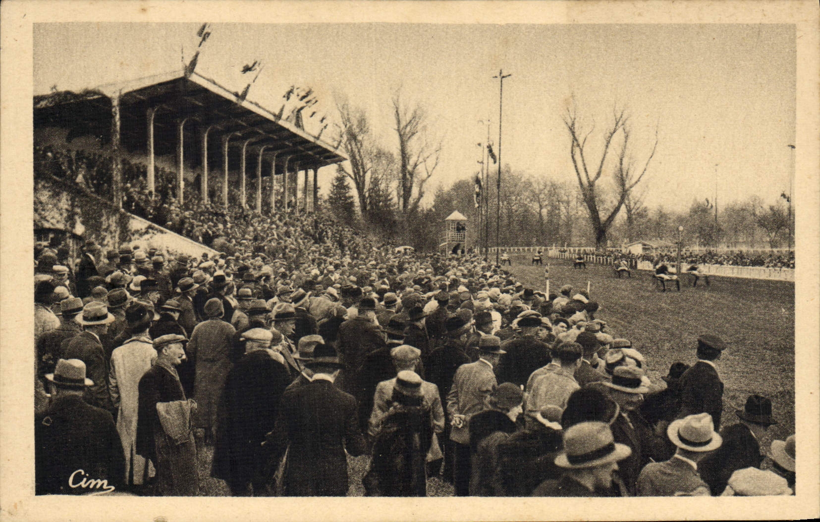 Hipódromo de Hippisme de la equitación del caballo de la POSTAL de la VENDIMIA una llegada de Feurs