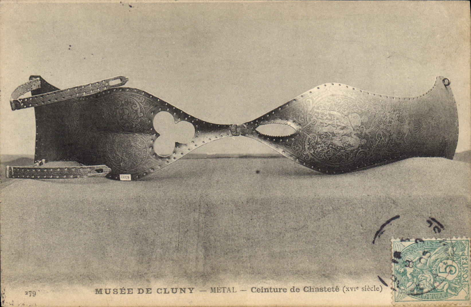 CPA Nu erotique Femme Ceinture de chastete Musee de Cluny Paris