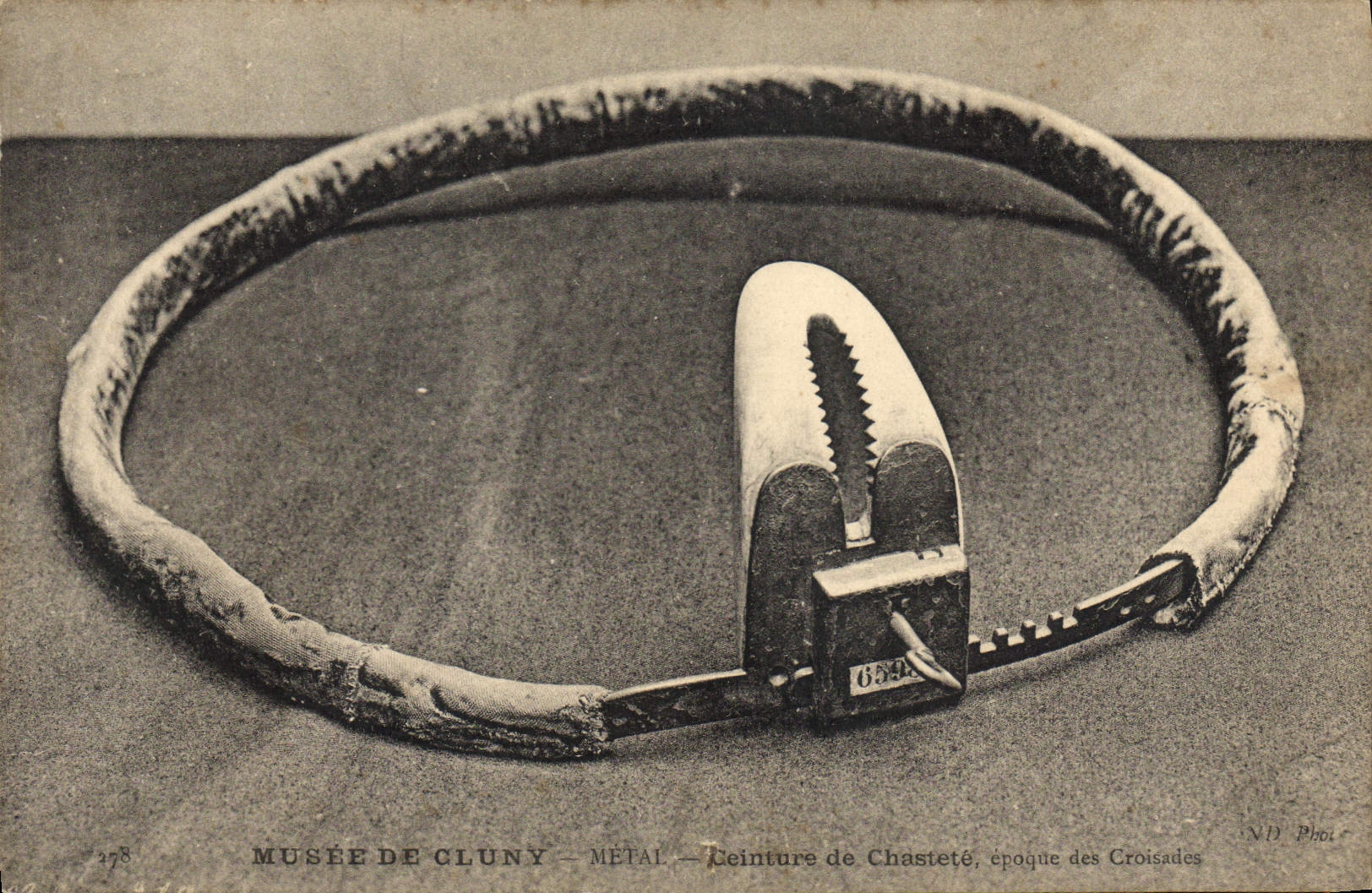 CPA Nu erotique Femme Ceinture de chastete Musee de Cluny Paris