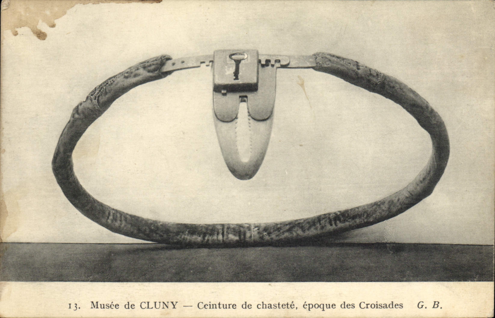 CPA Nu erotique Femme Ceinture de chastete Musee de Cluny Paris