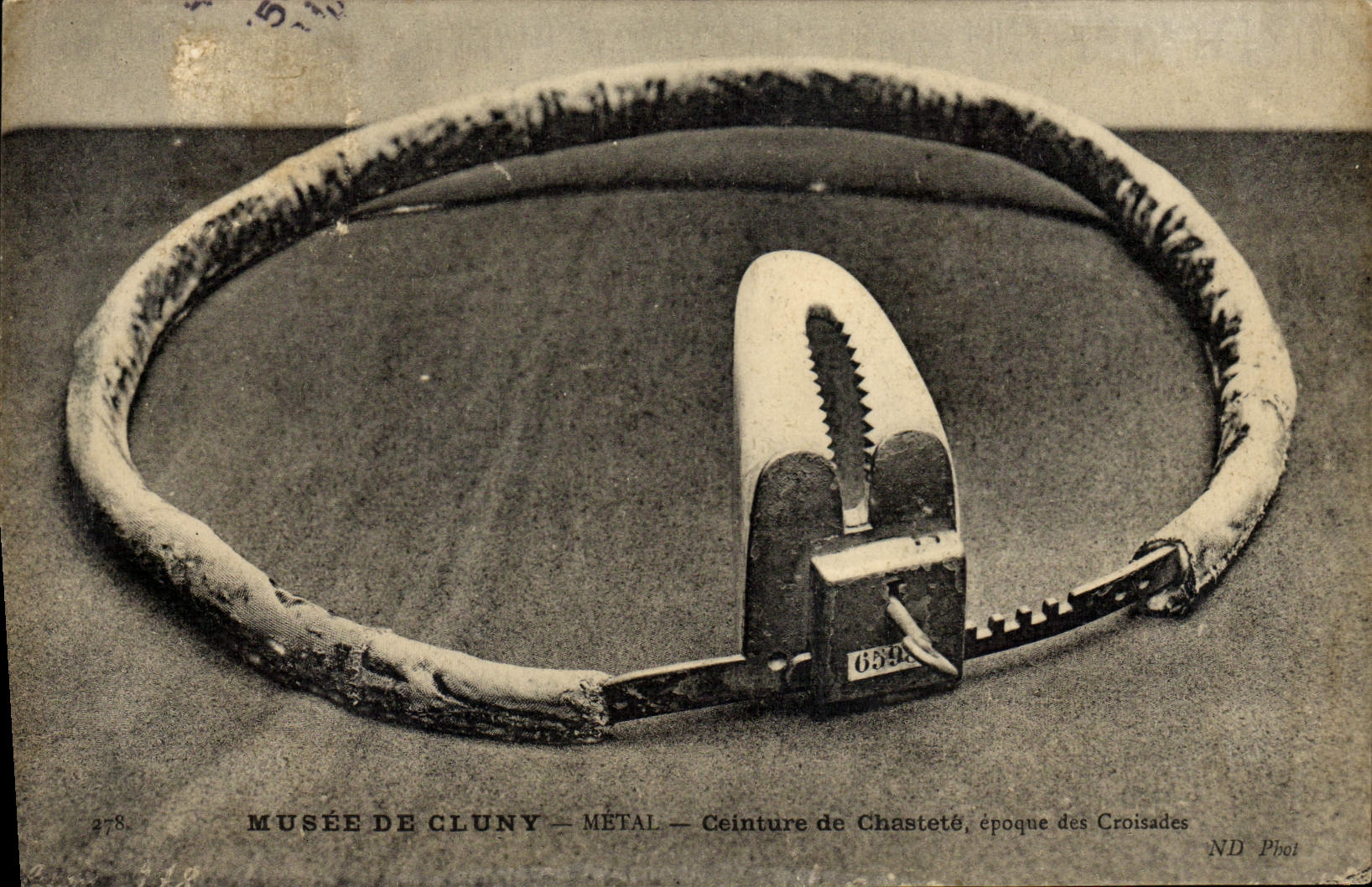 CPA Nu erotique Femme Ceinture de chastete Musee de Cluny Paris