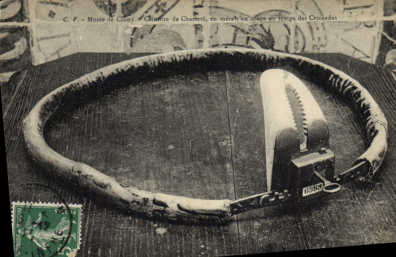 CPA Nu erotique Femme Ceinture de chastete Musee de Cluny Paris