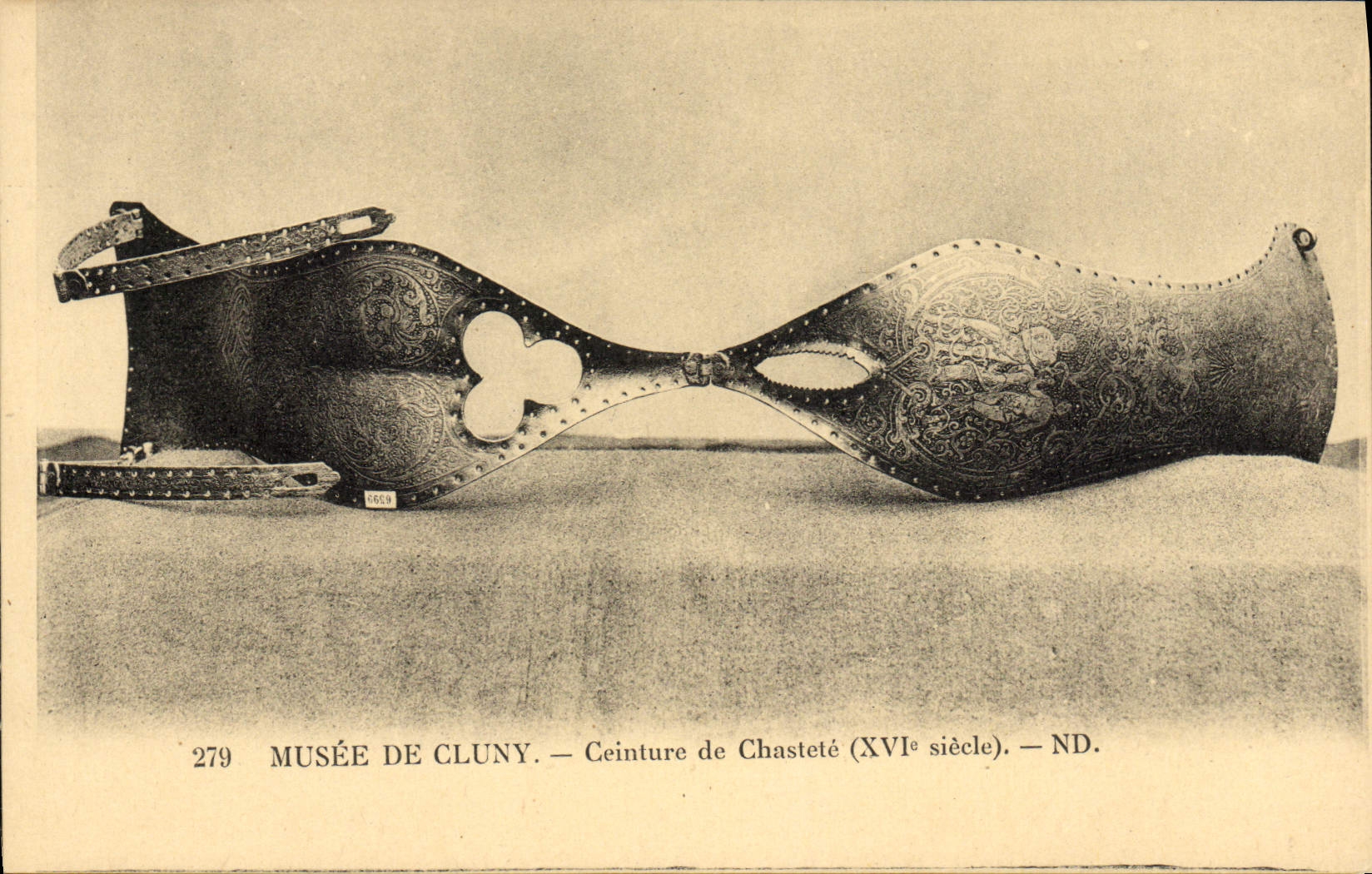 CPA Nu erotique Femme Ceinture de chastete Musee de Cluny Paris