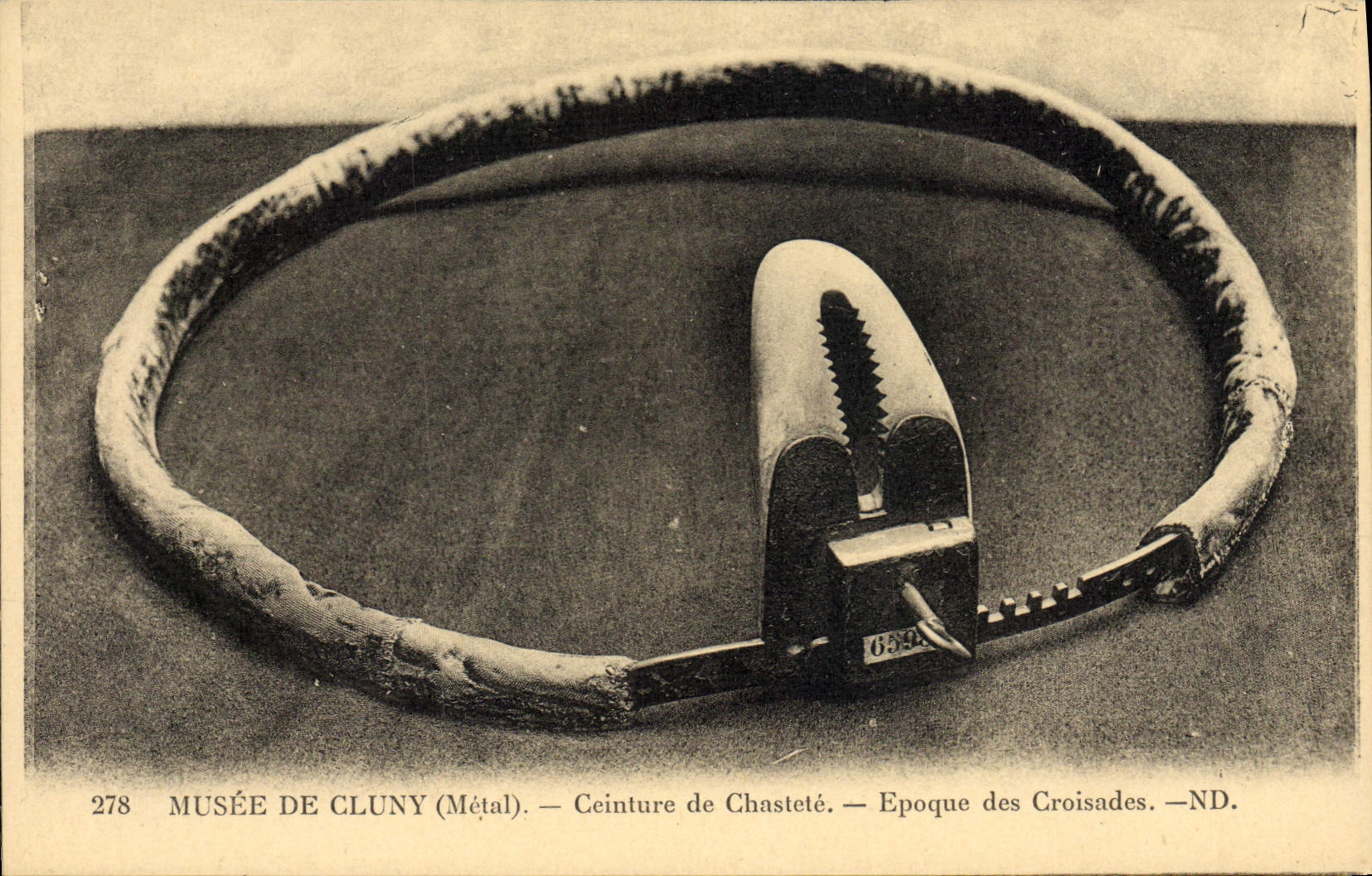 CPA Nu erotique Femme Ceinture de chastete Musee de Cluny Paris Epoque des Croisades