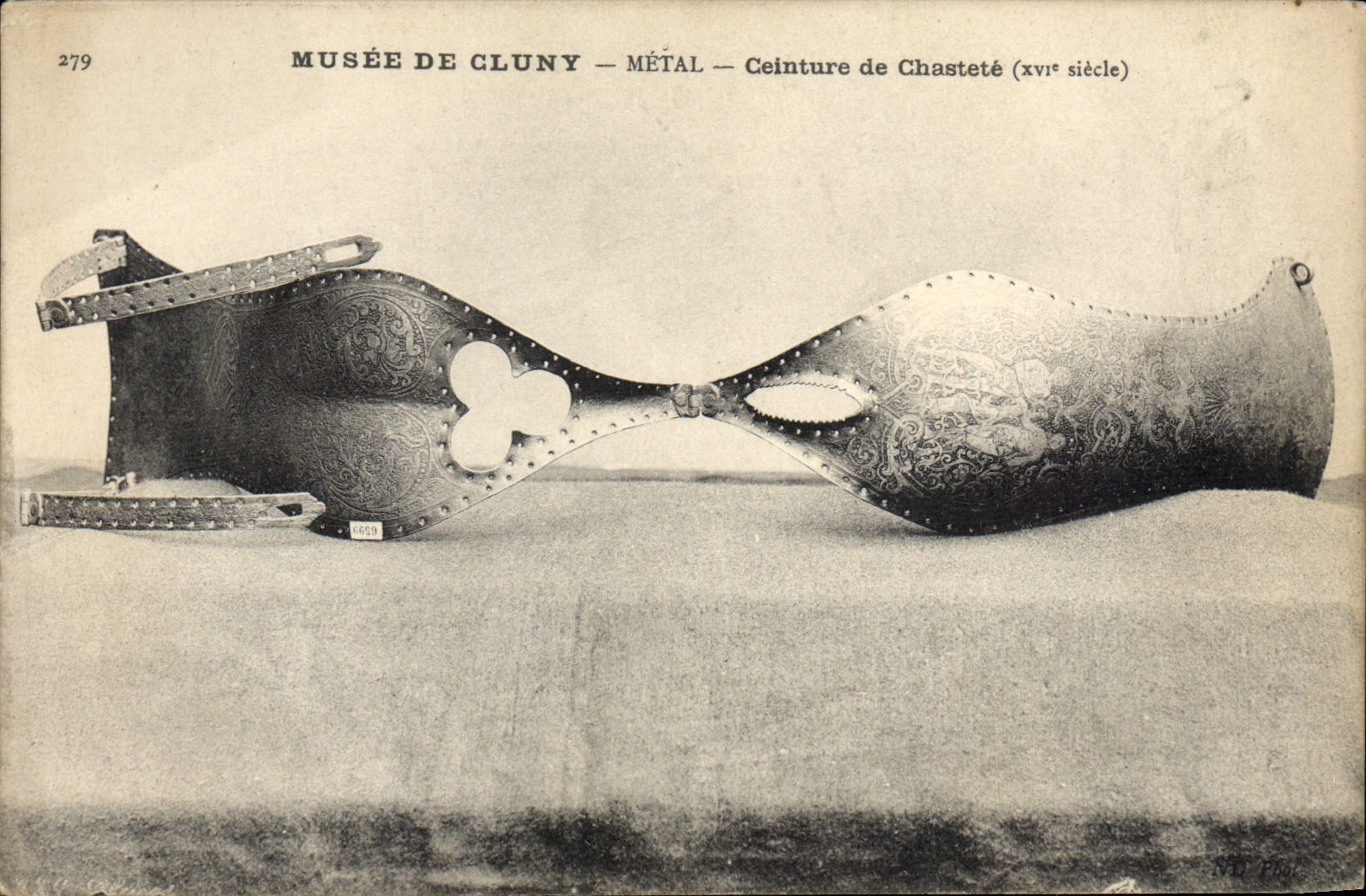 CPA Nu erotique Femme Ceinture de chastete Musee de Cluny Paris