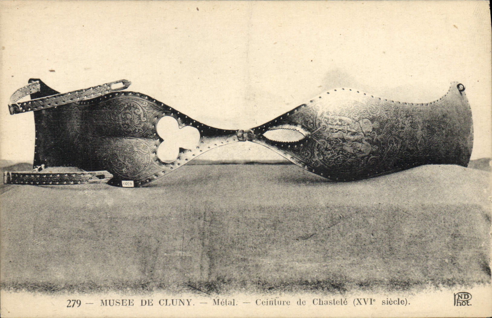 CPA Nu erotique Femme Ceinture de chastete Musee de Cluny Paris Epoque des Croisades